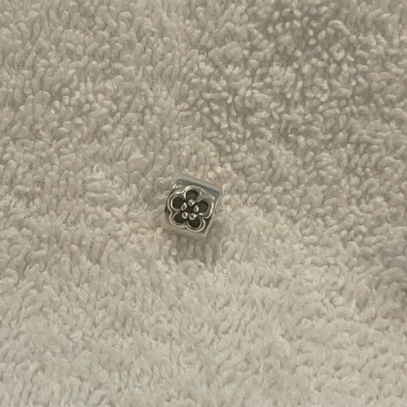 Pandora Daisy charm - Picture 5 of 10